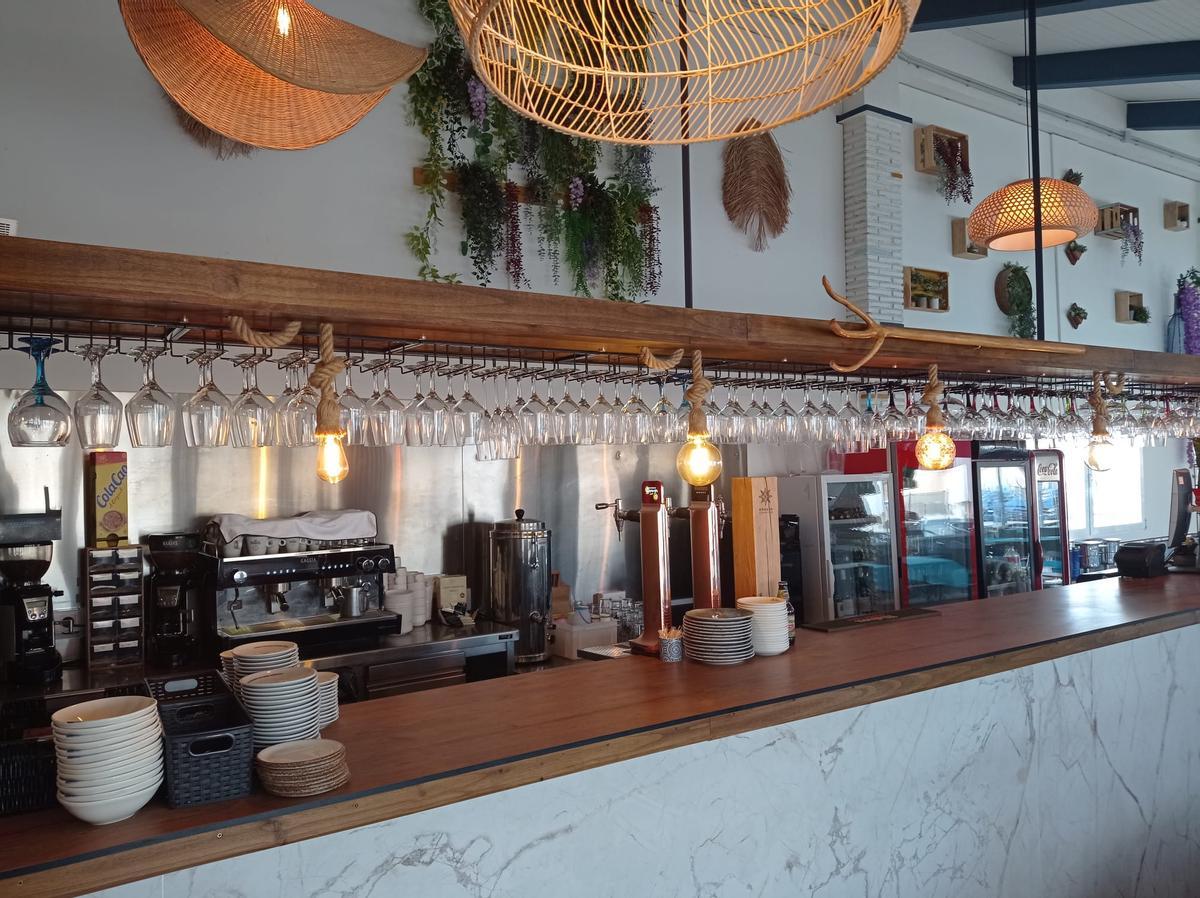 Fotografía de la barra del restaurante La Forca, que representará a Benimarfull el próximo jueves 22 de mayo.