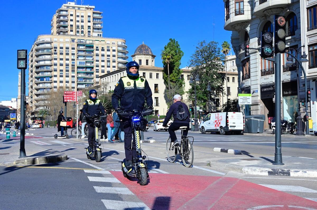 Agentes de la unidad de control de patinetes en València