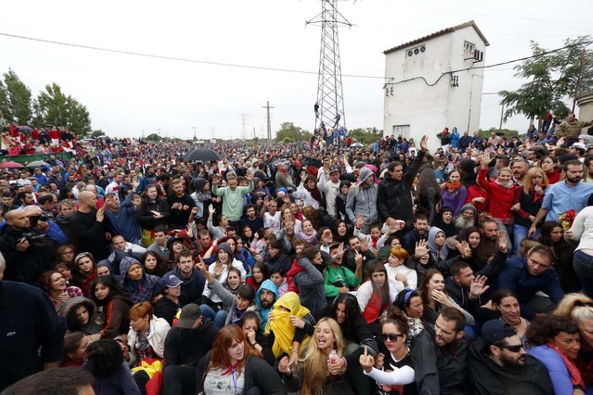 Los anti-taurinos se han concentrado para protestar contra la celebración del Toro de la Vega. 