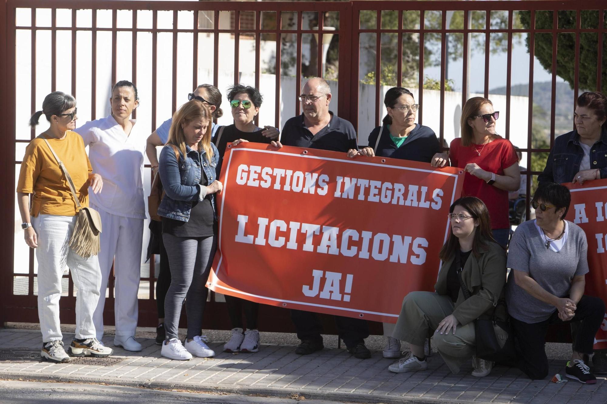 Los trabajadores de la residencia de la tercera edad de L'Alcúdia de Crespins salen a la calle