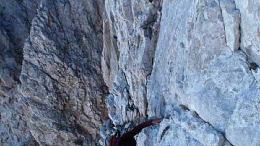 Alberto Boza, realizando la travesía de las tres cumbres de los macizos.