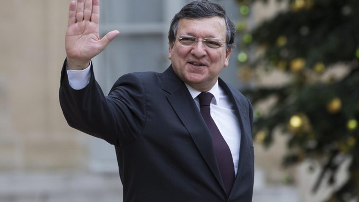 El presidente de la Comisión Europea, Jose Manuel Durao Barroso, saluda a la prensa, ayer en París.