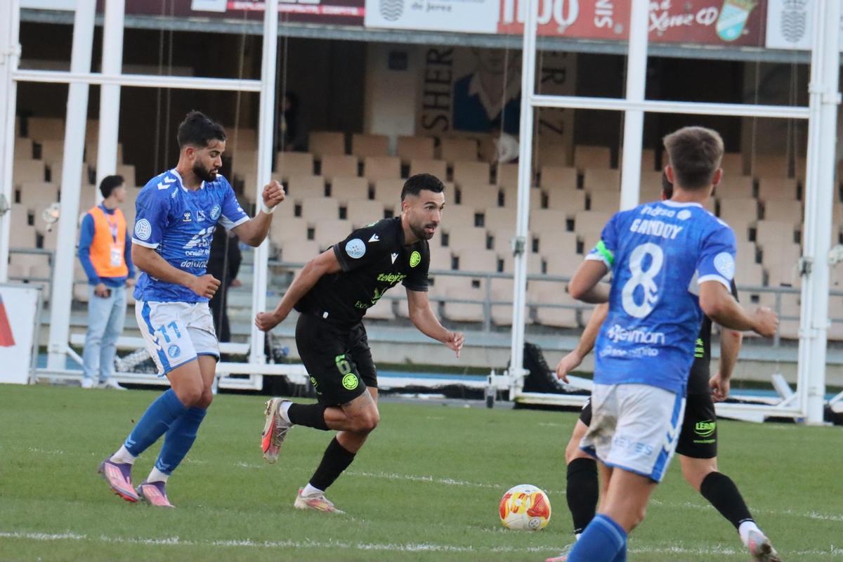 Robe Moreno, del Extremadura, en una acción durante el partido.