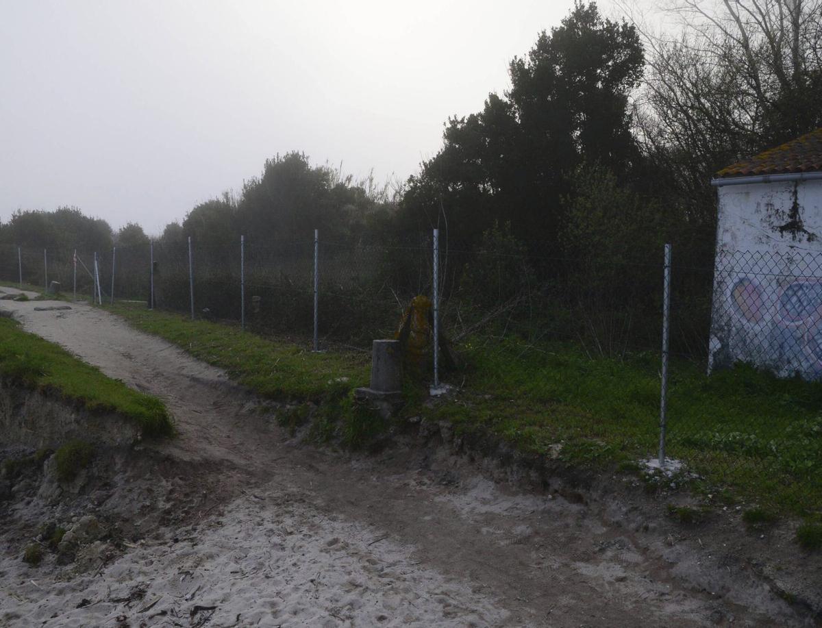 Cierre por la zona de acceso a la Lagoa de Massó. | GONZALO NÚÑEZ