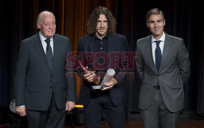 Carles Puyol recogió el premio Leyenda de manos de Joan Soteras, presidente de la Federació Catalana de Futbol, y de Manuel Ocaña Roldán, director de SPORTS AON