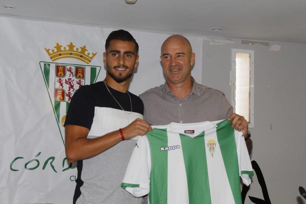 Luis Muñoz, junto a Berges durante su presentación con el Córdoba CF, en 2018.