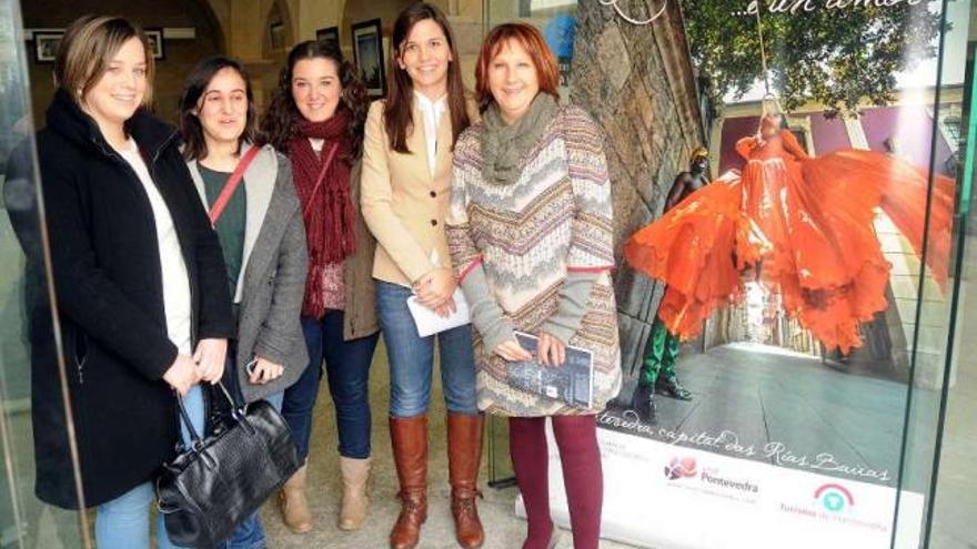 Representantes de la Asociación de Profesionales de Turismo de Galicia con la edil Carlota Román.  // R.V.