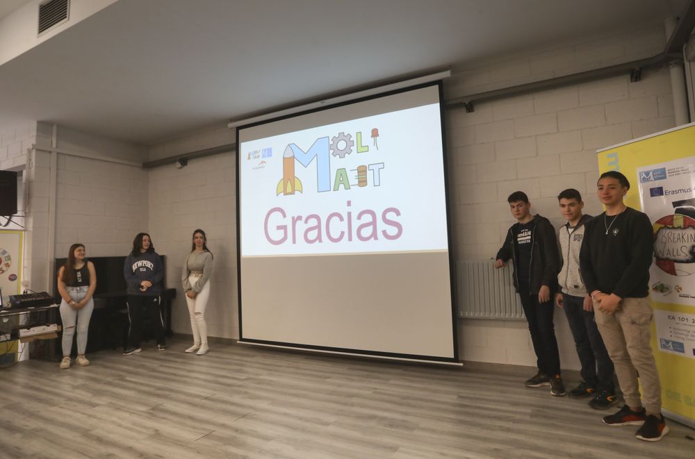 Estudiantes del IES María Moliner del Port de Sagunt presentan un proyecto para lanzar un minisatélite