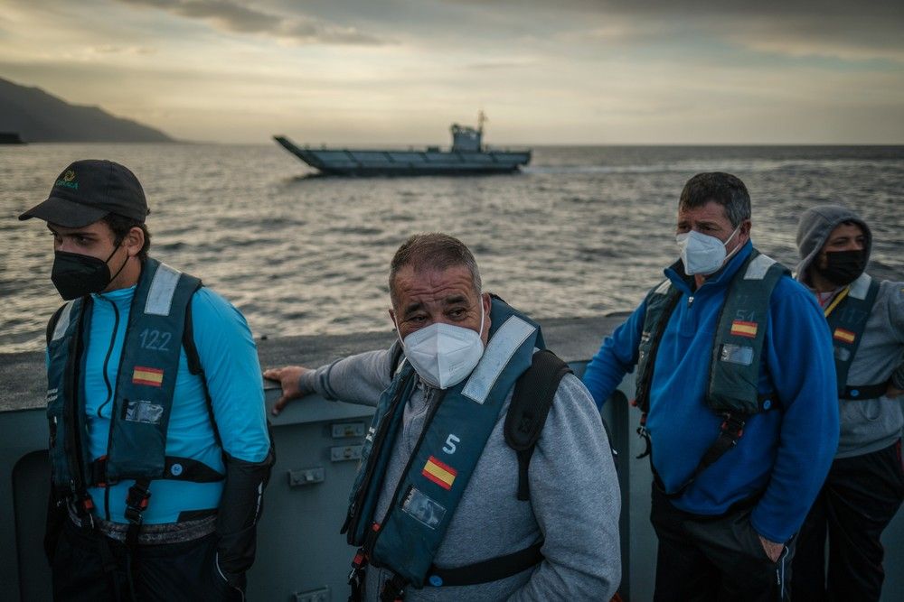 Traslado de agricultores de La Palma en una embarcación de la Armada Española durante la erupción del volcán