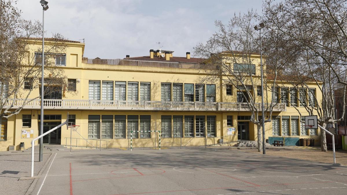 Exterior de l'escola de Santa Eugènia amb el característic color groc.