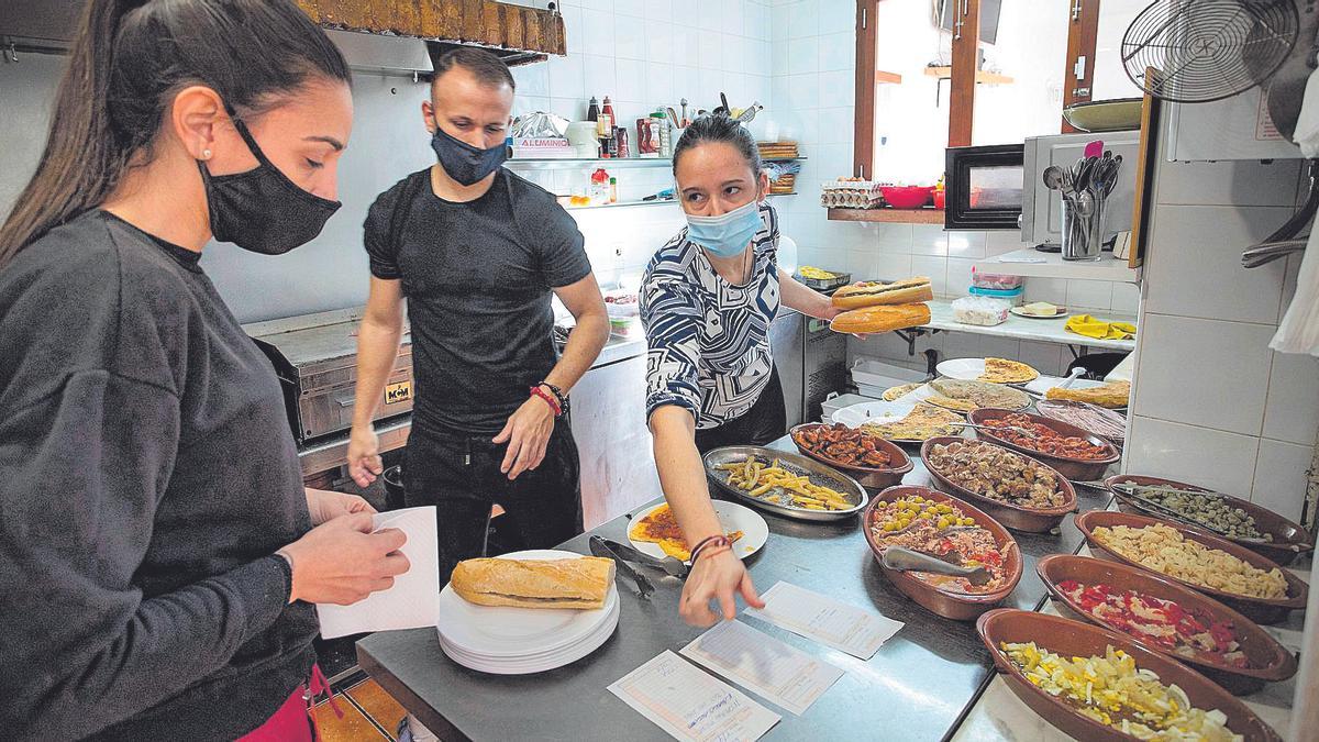 La cocina del Bar Cent Duros.