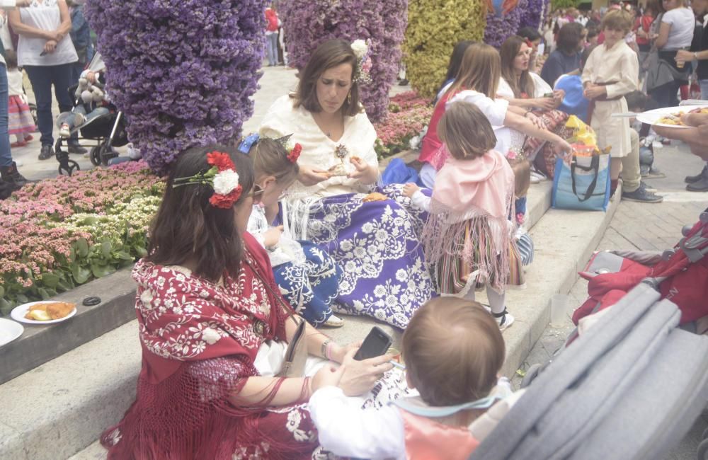 Ambiente en la plaza del Teatro Romea en el Bando