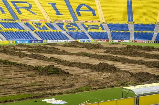 PREPARANDO EL CESPED PARA LA PROXIMA TEMPORADA