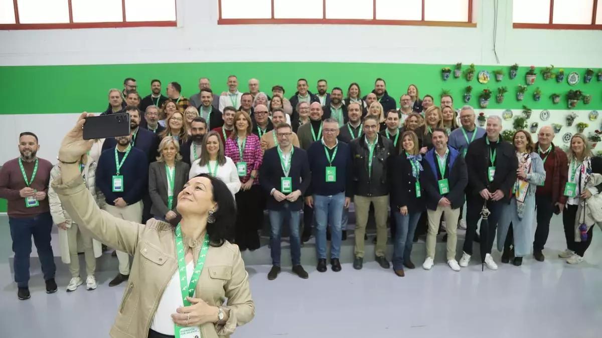 Rafi Crespín, secretaria provincial del PSOE, hace un selfie a la delegación cordobesa en el último congreso del PSOE-A en Armilla (Granada).