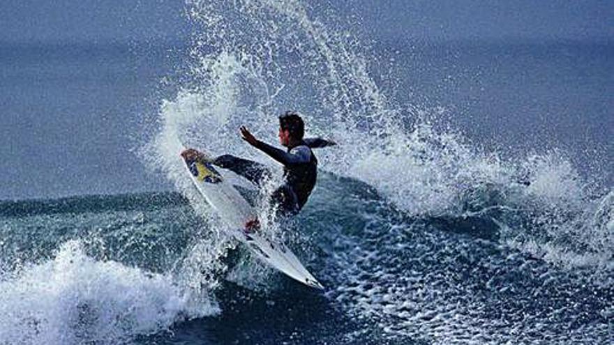 Un joven haciendo surf