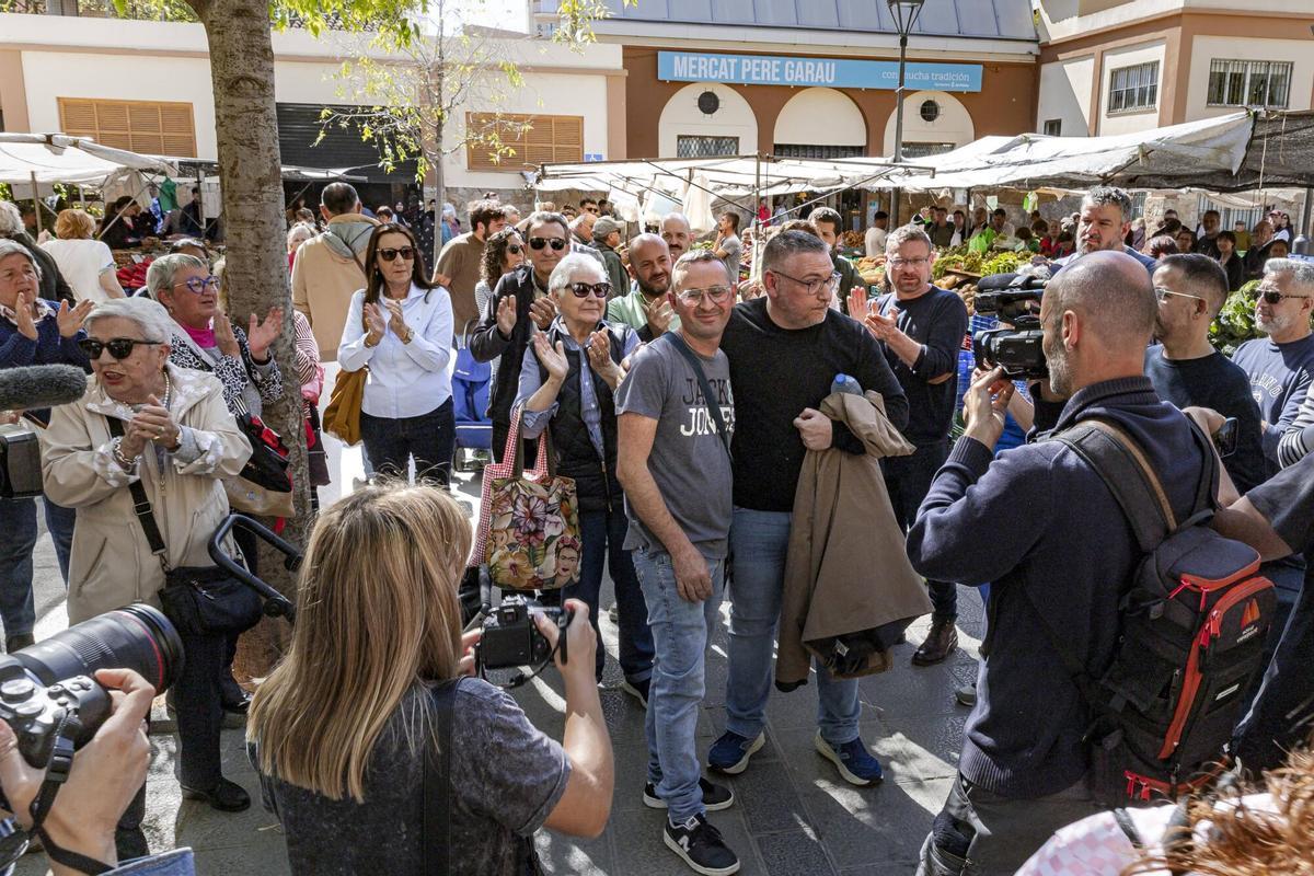 Así ha sido la concentración en el mercado de Pere Garau en repulsa al ataque homófobo que sufrió un comerciante
