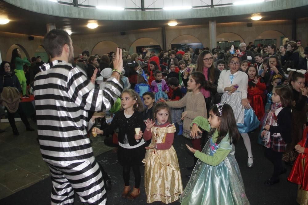 Entroido en Pontevedra 2016 | Disfraces al vuelo en el gran baile de Entroido de Marín