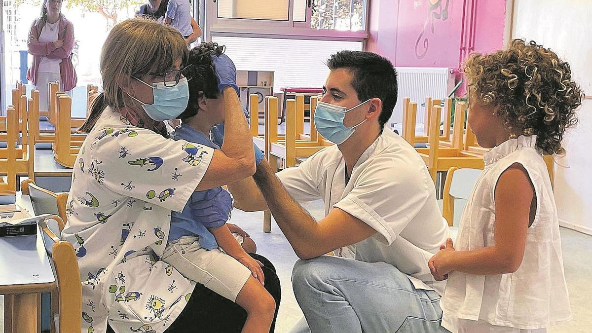 El primer día de la administración por personal sanitario de la vacuna intranasal contra la gripe en los centros escolares de Infantil de la C. Valenciana