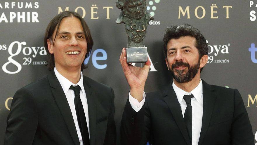 Rafael Cobos, junto a Alberto Rodríguez, ganadores del Goya al mejor guión por &#039;La isla mínima&#039;.