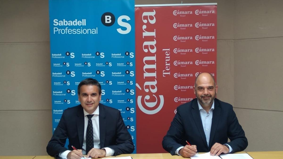 El director regional de Banco de Sabadell, Javier Sorolla, y el presidente de la Cámara de Comercio, Industria y Servicios de Teruel, Antonio Santa Isabel, firman un acuerdo de colaboración.