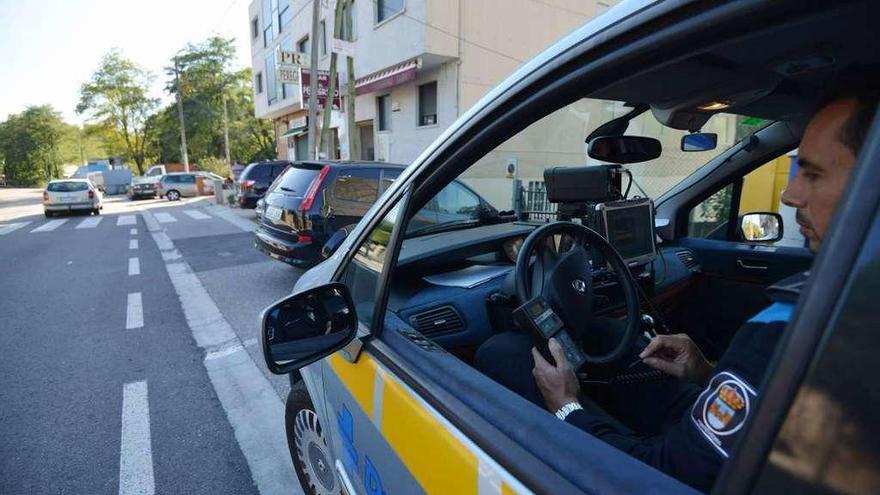 Un agente municipal en el coche-radar cedido por la DGT, único que se utiliza ahora. // G. Santos