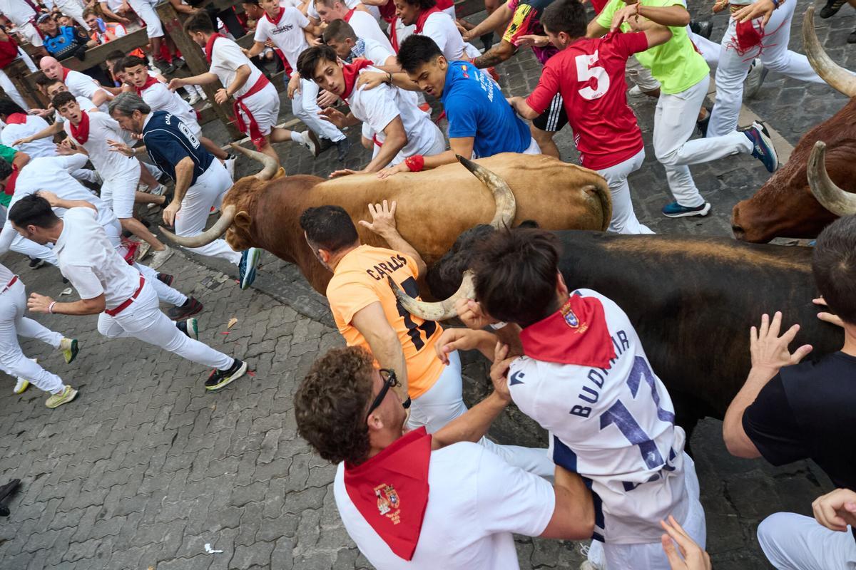Sexto encierro de los Sanfermines, tenso, emocionante y protagonizado por los toros de la ganadería de La Palmosilla.