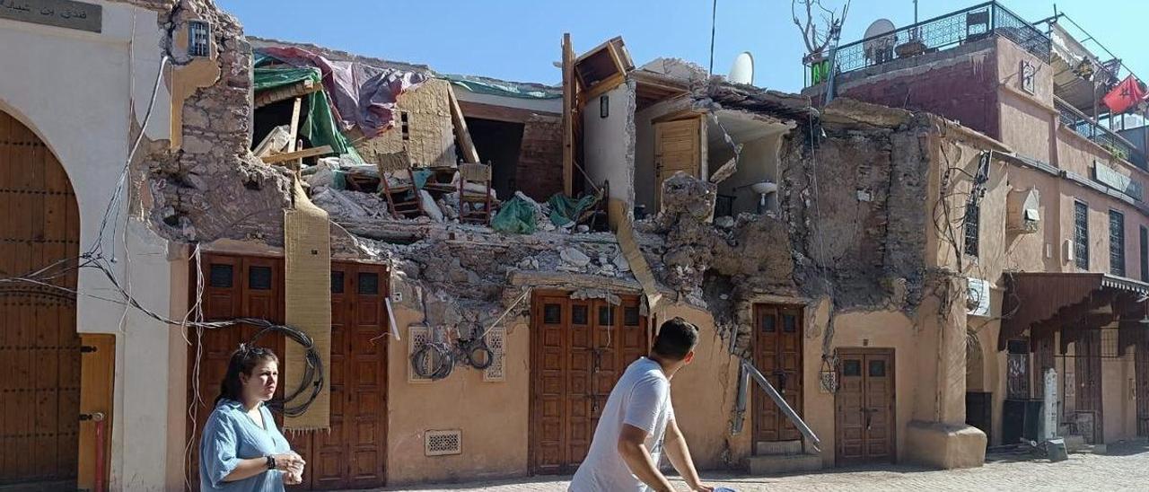 Turistas pasan por delante de un edificio derruido en Marrakech dos días después del terremoto.