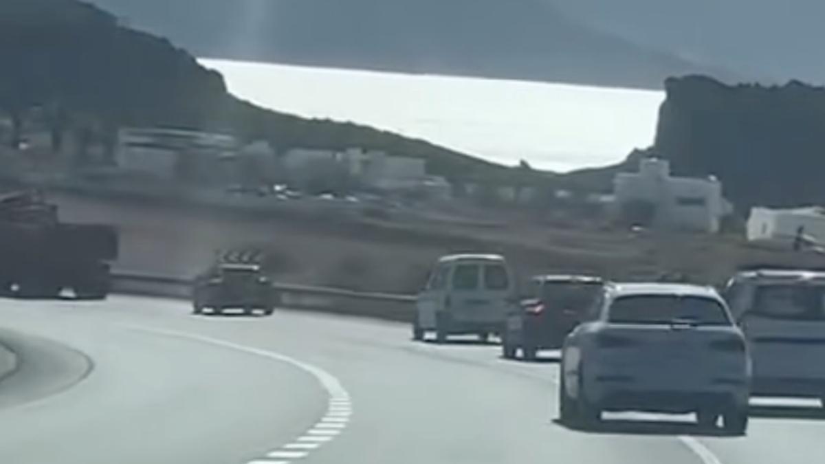 Un conductor adelanta a varios coches de forma muy peligrosa en Agaete