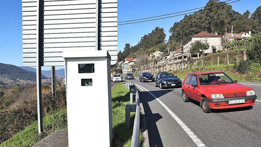 Cabina de radar en una carretera gallega.