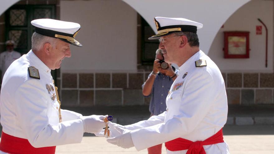 Vicente (i) entrega el bastón de mando a Gacio.