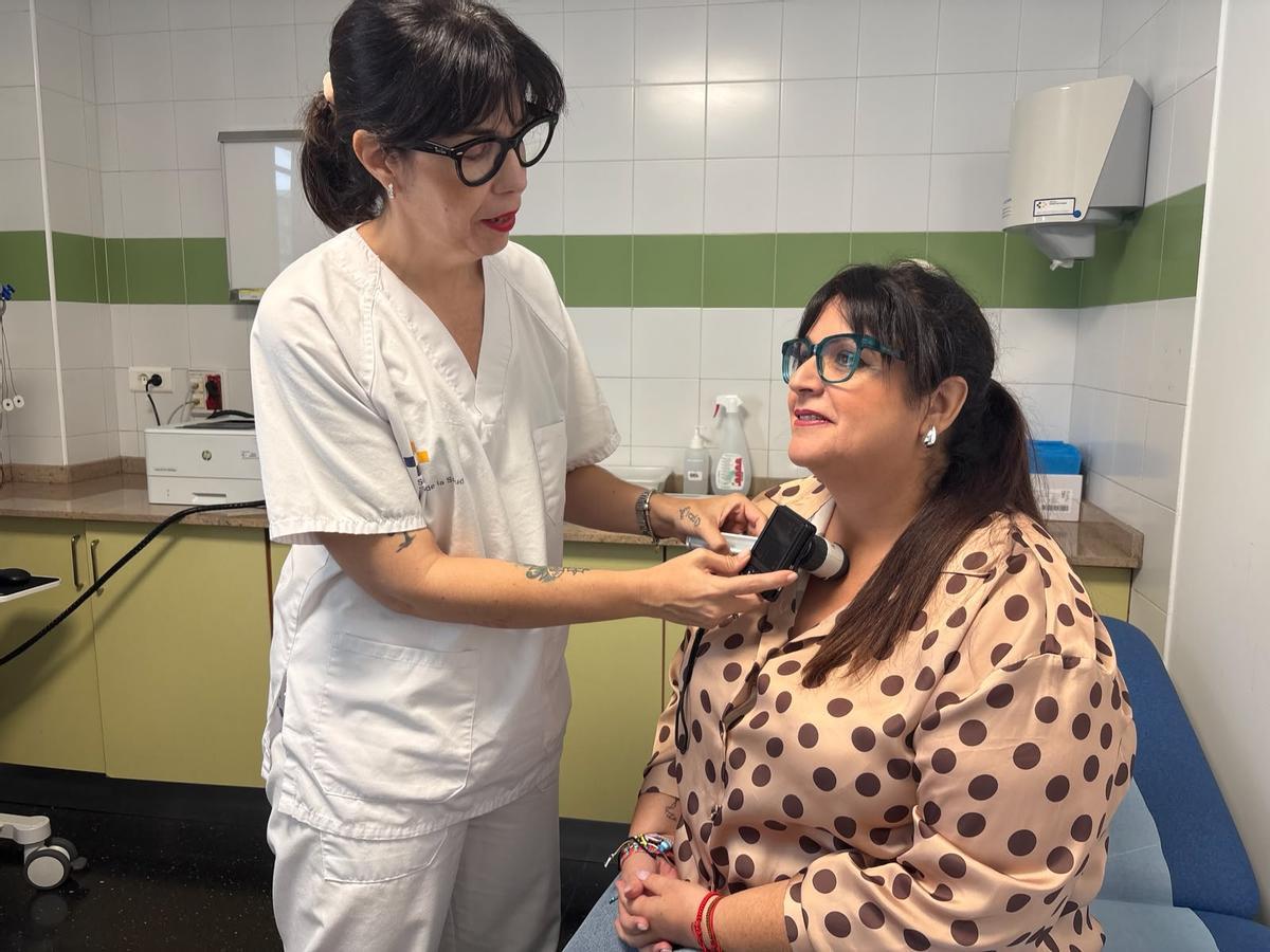 Atención a una paciente en el Servicio de Dermatología del Hospital Universitario de Lanzarote Doctor José Molina Orosa