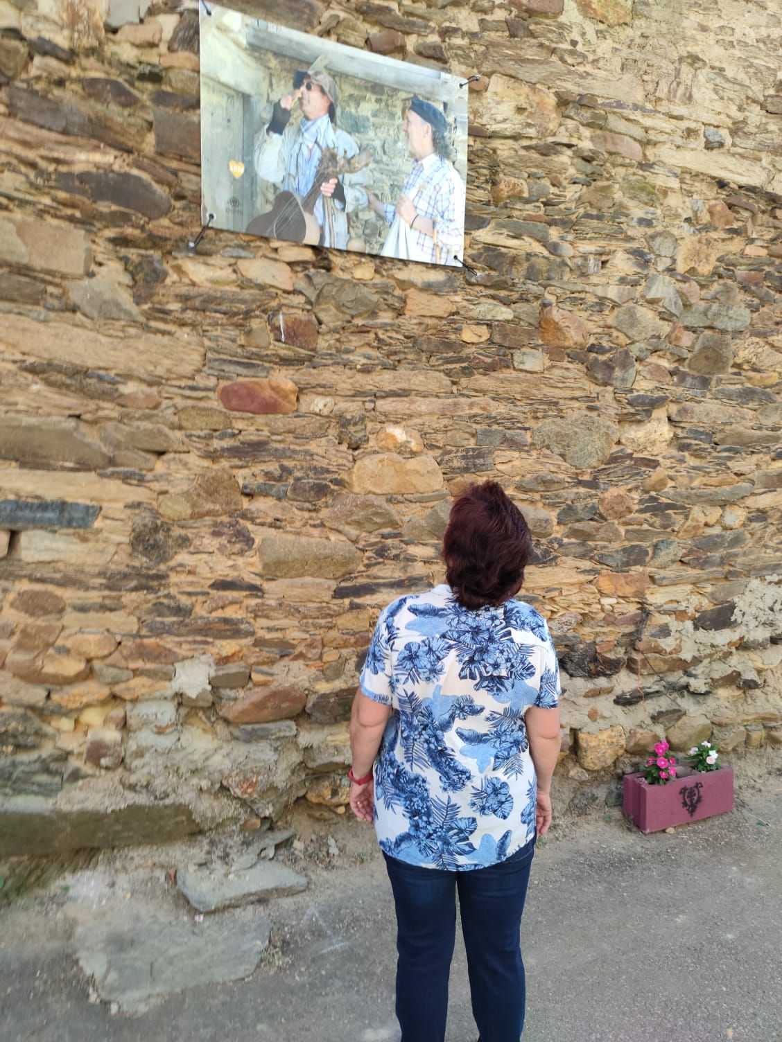 Una vecina de Pobladura observa una fotografía de la exposición