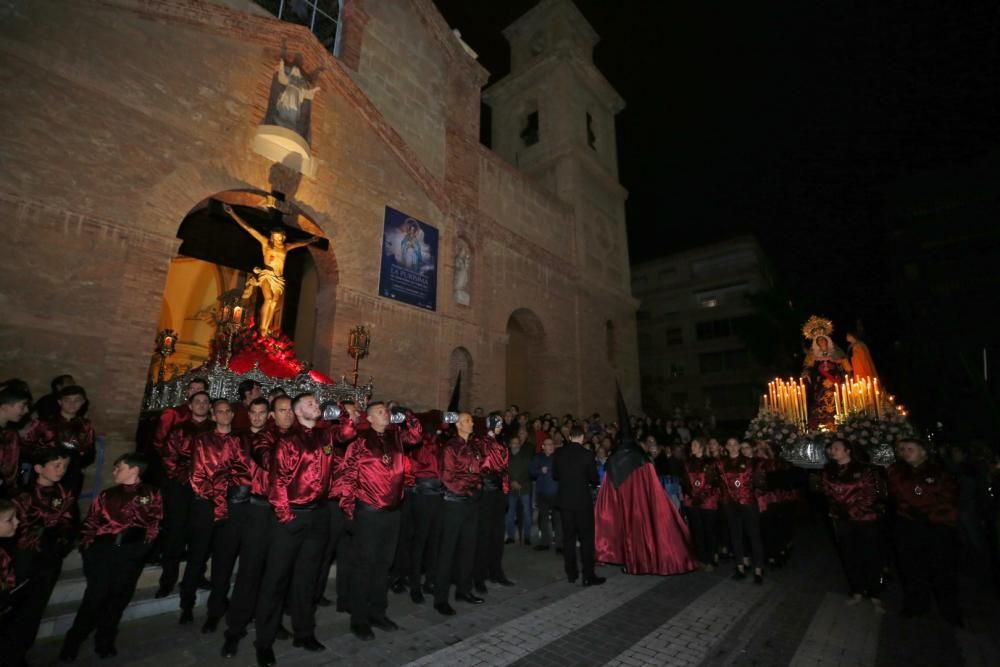 El protocolo para evitar la lluvia funcionó. El adelanto de la hora de salida de las procesiones del Silencio y Descendimiento de Cristo permitió que discurrieran por las calles de Torrevieja. Poco de