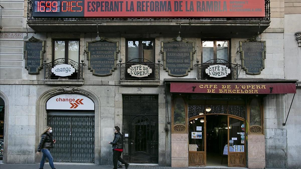 BARCELONA 19 01 2021  FOTO DEL MARCADOR SOBRE LOS DIAS QUE LLEVAN SIN HACER LA REFORMA DE LA RAMBLA  ENCIMA DEL CAFE DE LA OPERA    FOTO DE MAITE CRUZ