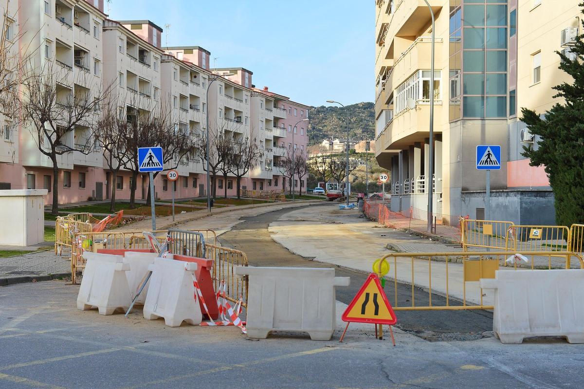 Una de las calles cortadas en Plasencia, que reabrirá en breve.