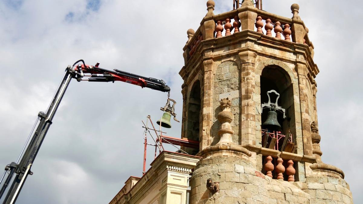 Mataró descuelga las campanas centenarias de Santa Maria para recuperar su sonido tradicional