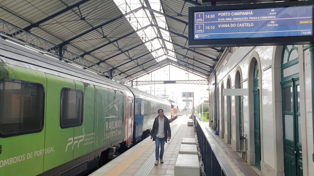 Estación de Valença do Minho con un tren de Comboios de Portugal listo para partir este mes de noviembre