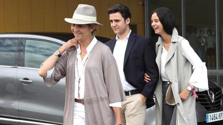 La infanta Elena, con sus dos hijos, en una imagen de archivo.