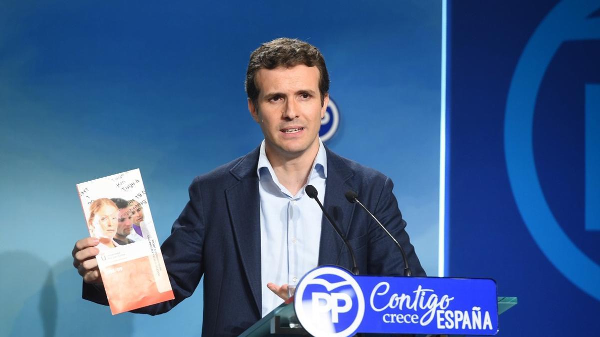 Casado muestra los documentos