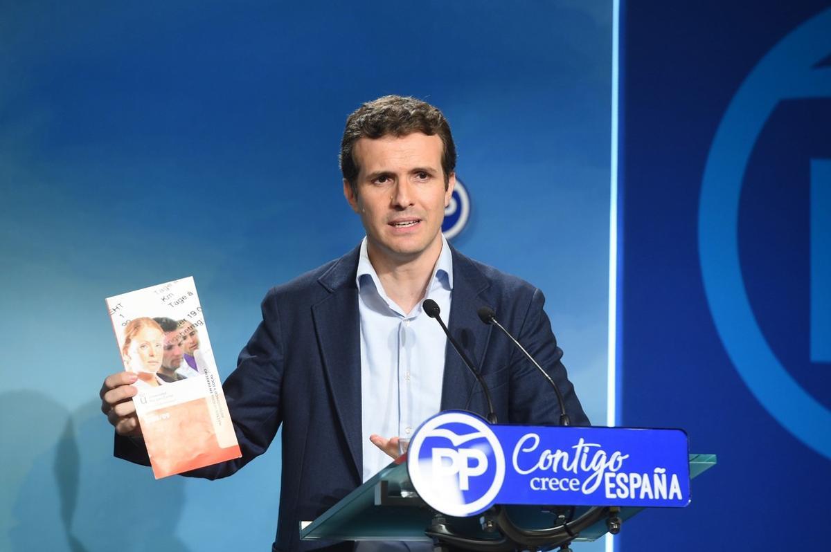 GRAF114  MADRID  10 04 2018 - El vicesecretario de comunicacion del Partido Popular  Pablo Casado  durante la rueda de prensa que ha ofrecido esta manana en la sede del partido  donde ha presentado toda la documentacion sobre su master de la Universidad Rey Juan Carlos  que segun ha explicado hizo en 2008 no por el titulo en si mismo sino porque queria acceder al doctorado y entonces se requeria  Casado ha mostrado ante los periodistas todos los papeles sobre la inscripcion y el pago fraccionado de la matricula  asi como la solicitud y aceptacion de convalidaciones  En su caso pudo convalidar dos tercios de los creditos y solo tuvo que obtener veinte  El dirigente  popular  ha confirmado que no tuvo que asistir a clase y que esos veinte creditos los logro mediante cuatro trabajos -uno de ellos similar a lo que seria un trabajo de fin de master-  pero ha recalcado que fue el director de este programa  Enrique Alvarez Conde  quien le explico como debia organizar sus estudios y le confirm