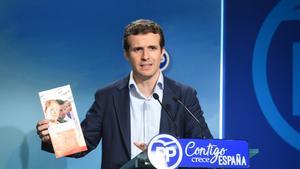 GRAF114  MADRID  10 04 2018 - El vicesecretario de comunicacion del Partido Popular  Pablo Casado  durante la rueda de prensa que ha ofrecido esta manana en la sede del partido  donde ha presentado toda la documentacion sobre su master de la Universidad Rey Juan Carlos  que segun ha explicado hizo en 2008 no por el titulo en si mismo sino porque queria acceder al doctorado y entonces se requeria  Casado ha mostrado ante los periodistas todos los papeles sobre la inscripcion y el pago fraccionado de la matricula  asi como la solicitud y aceptacion de convalidaciones  En su caso pudo convalidar dos tercios de los creditos y solo tuvo que obtener veinte  El dirigente  popular  ha confirmado que no tuvo que asistir a clase y que esos veinte creditos los logro mediante cuatro trabajos -uno de ellos similar a lo que seria un trabajo de fin de master-  pero ha recalcado que fue el director de este programa  Enrique Alvarez Conde  quien le explico como debia organizar sus estudios y le confirm