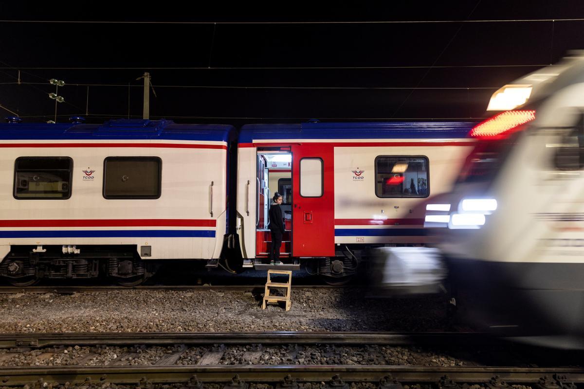 Vivir en un tren: la única salida de muchas familias tras el terremoto en Turquía