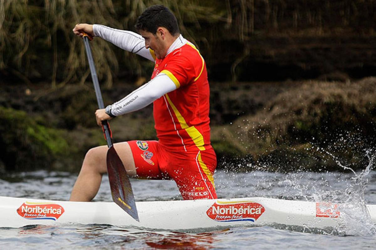 El piragüista David Cal s’entrena al riu Lérez a Pontevedra. Cal, que participarà en els pròxims Jocs Olímpics, opta a guanyar la seva cinquena medalla olímpica, que el faria l’olímpic espanyol més llorejat de la història.