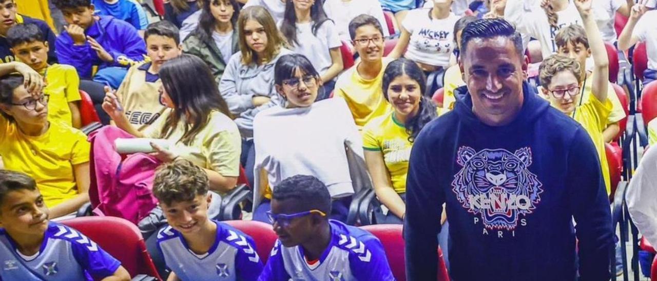 Suso, ayer junto a los niños del colegio La Salle San Ildefonso.