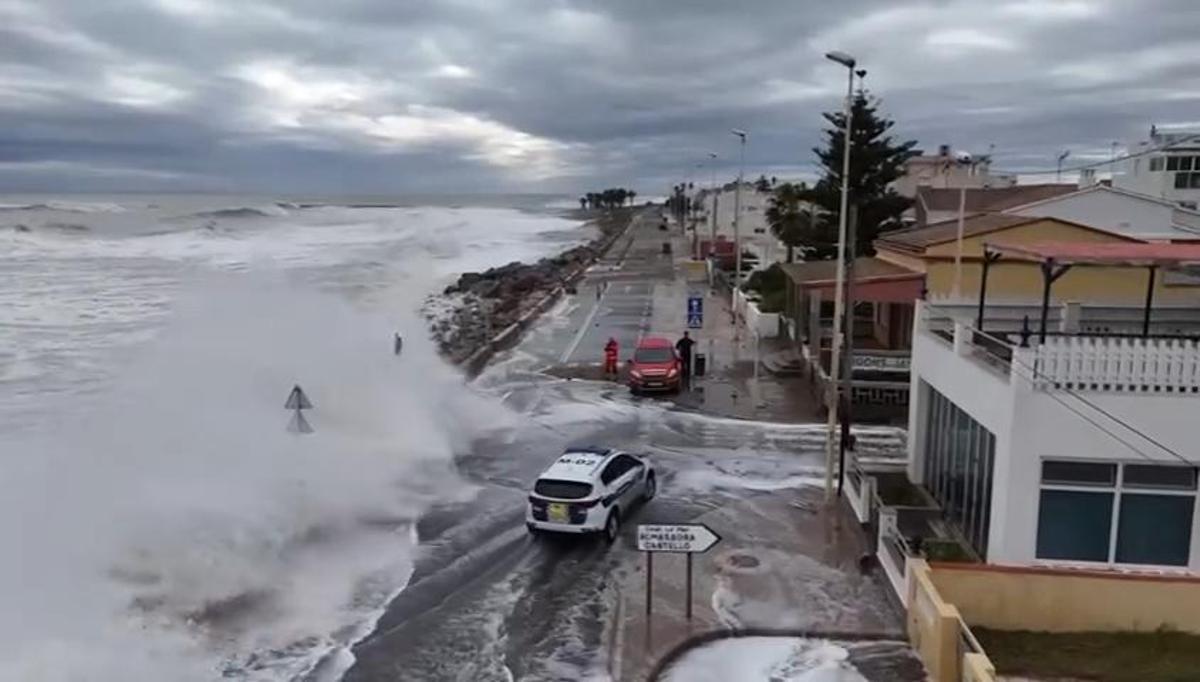 El mar se come el paseo marítimo de Almassora