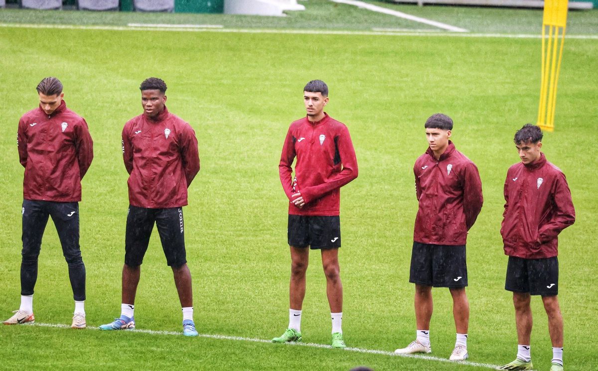 Jugadores del Córdoba CF guardan un minuto de silencio por Prieto en El Arcángel,