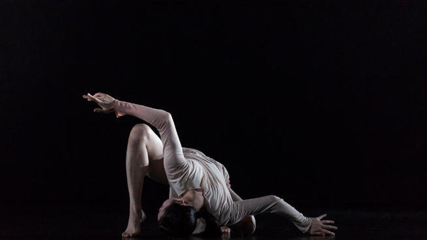 Un número de danza de la pasada residencia de Masdanza en la Sala Insular de Teatro (SIT).