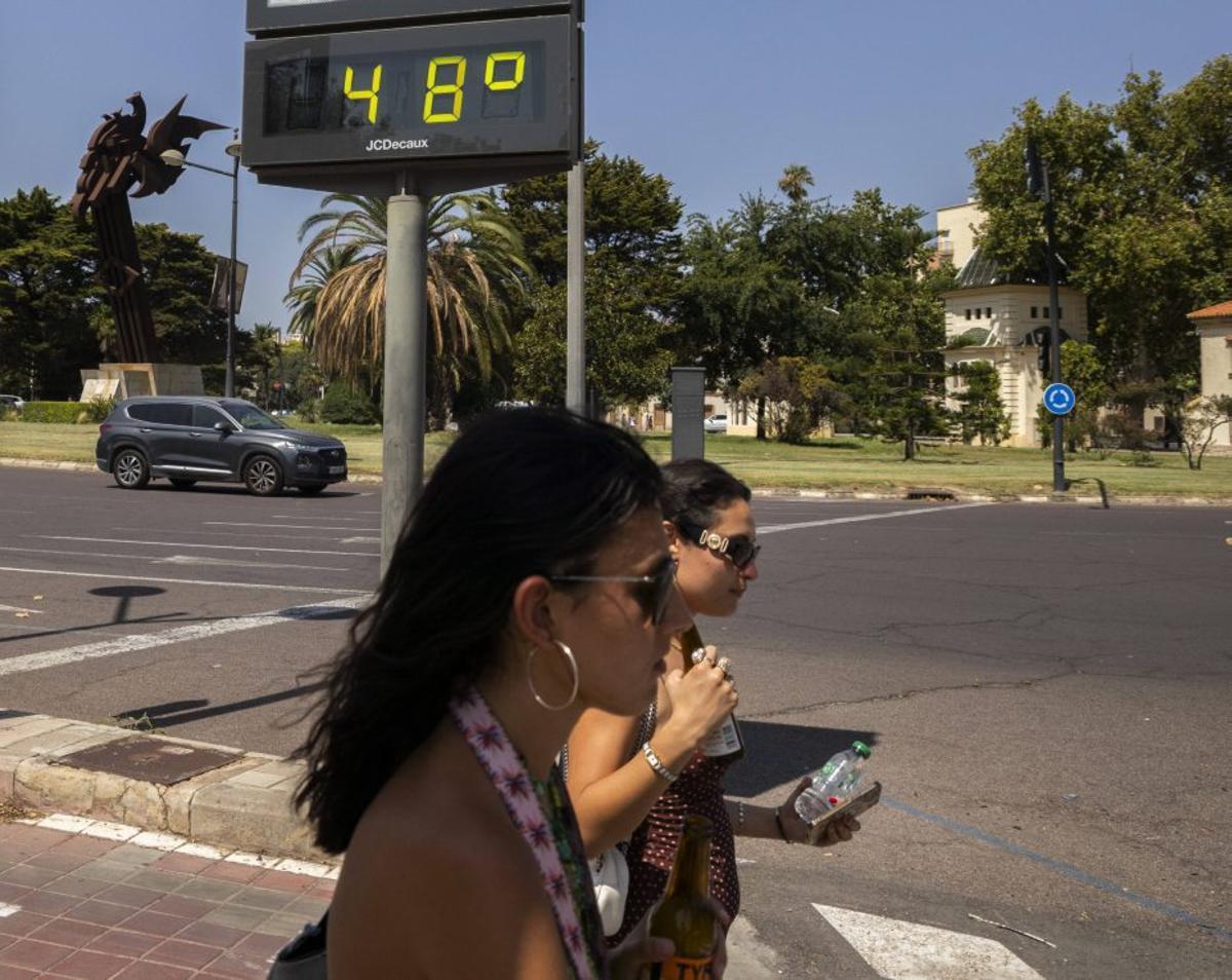 Un termòmetre marca 48 graus a València. | GERMÁN CABALLERO