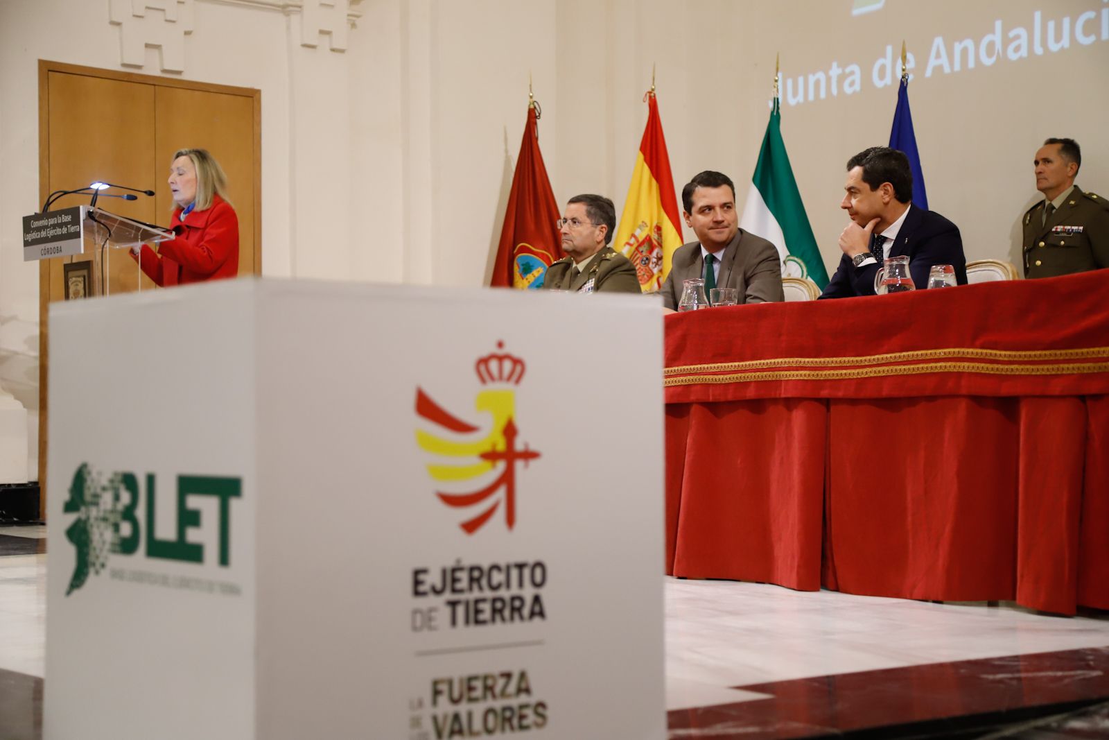 Firma del convenio económico en Córdoba para la base logística del Ejército de Tierra