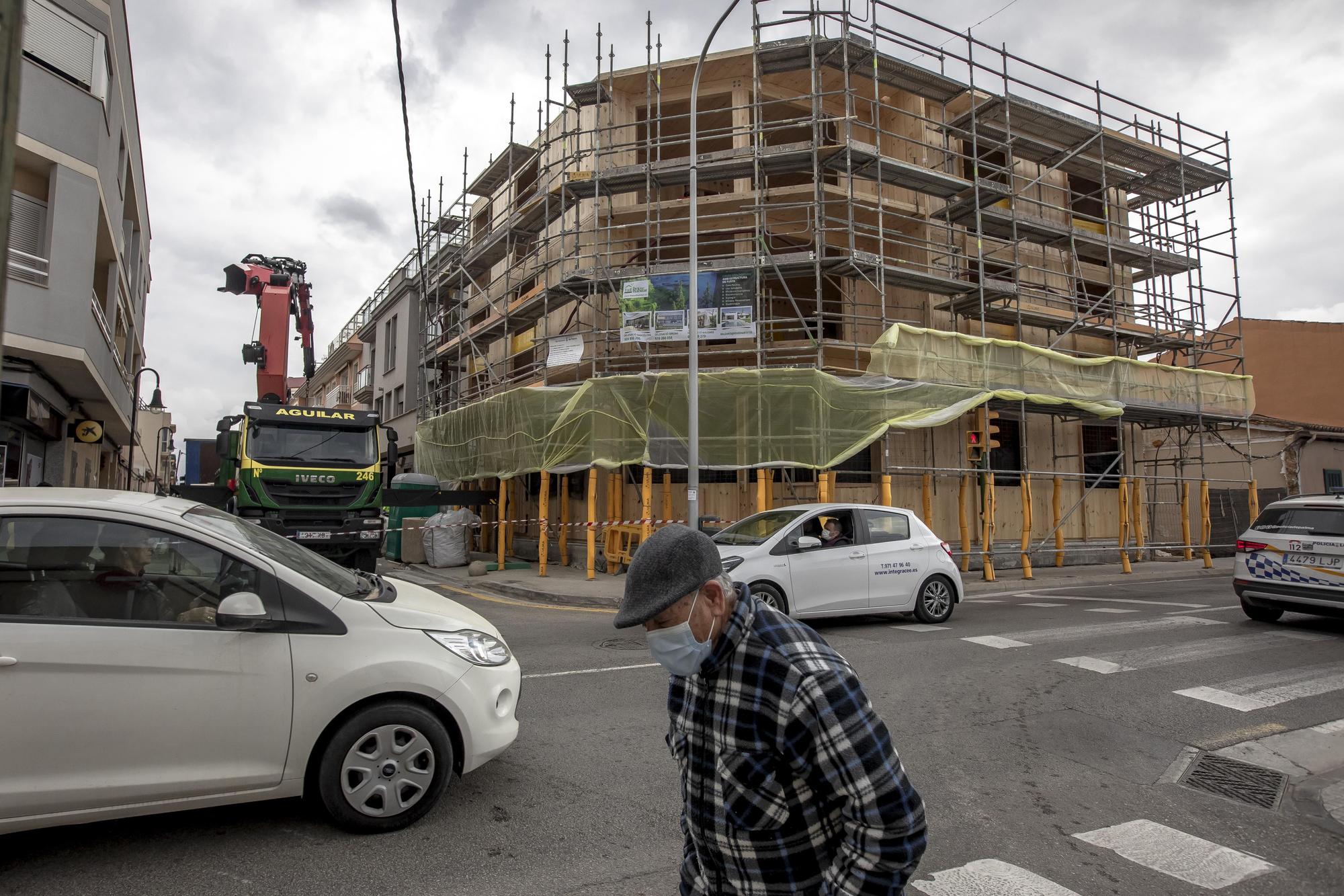 Construcción de viviendas en madera en la calle Llucmajor del Molinar